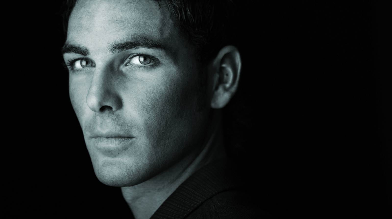 Zašto „misteriozni“ muškarci deluju privlačnije? Psihologija neizvesnosti, dopamina i stilova privrženosti